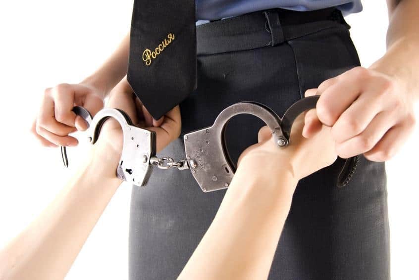 Фото перевозбужденной девушки с наручниками и плеткой