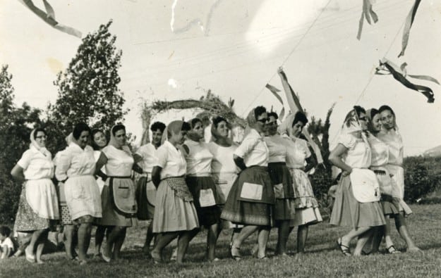 ריקוד הקרומפליצ'קה בחג שבועות. 1970 בקיבוץ געתון