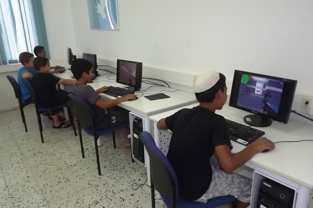 ילדי מועדון טרומפלדור בחדר המחשבים החדש