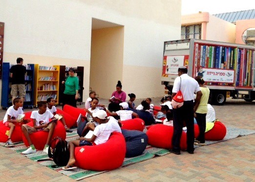 ילדים נהנים מהספרייה הניידת