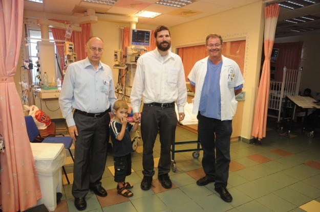נדב ודוד מיטב עם הצוות הרפואי בית חולים נהריה