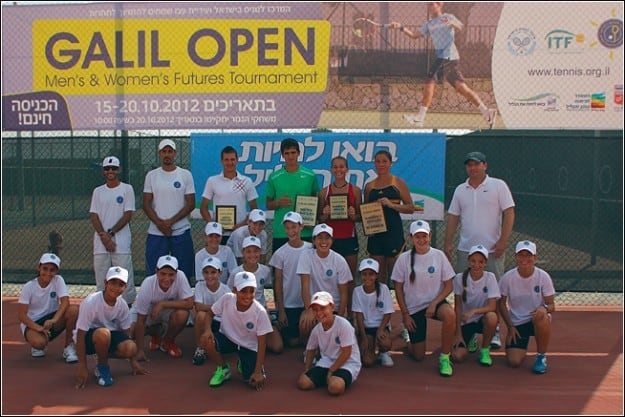 ילדי התוכנית התחרותית של מרכז הטניס בעכו עם זוכי התחרות