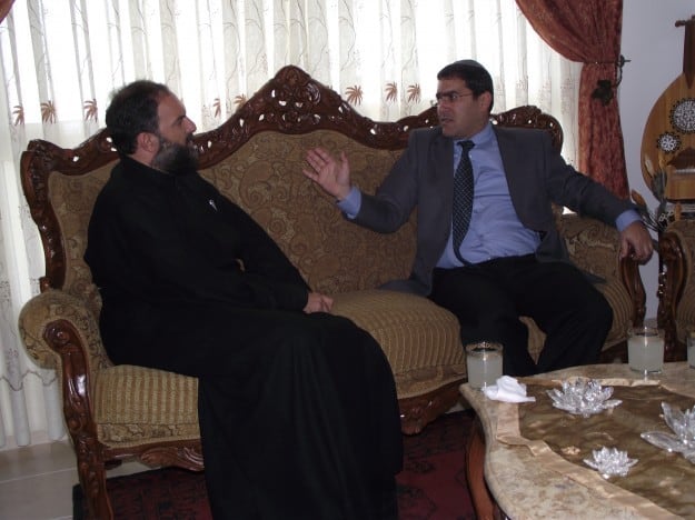 מנכ"ל מנהלת השירות האזרחי-לאומי, שר שלום ג'רבי עם הכומר ג'ובראיל נדאף.