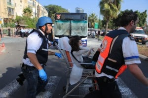 פינוי נפגעים מזירת הפיגוע בתל אביב (צילום יחידת תיעוד מבצעי- מד