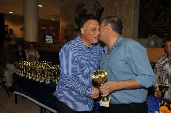 יצחק סולמון קיבל גביע הוקרה על תרומתו לקידום הספורט