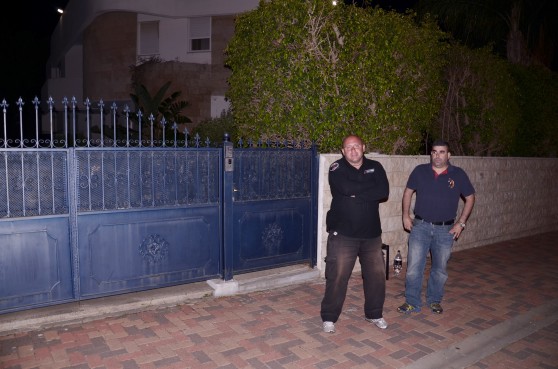 מאבטחים בכניסה לביתו של שמעון לנקרי, צילום: אושרי כהן