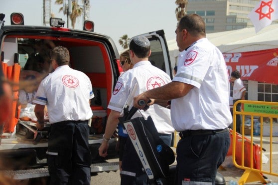 צוותי מגן דוד אדום מעניקים טיפול רפואי למשתתפי מרתון גילט תל-אביב 2013. צילום רועי אנגל דוברות מדא.