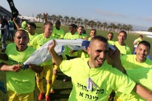  שחקני בית"ר נהריה בהקפת האליפות עם דגל ישראל