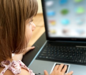 ילדה מול מחשב