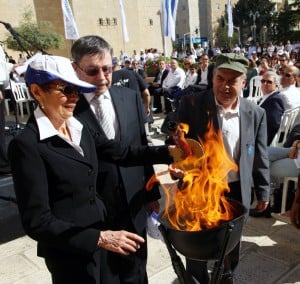 רות ויהודה פרל מדליקים משואה ברחבת הסוכנות היהודית יחד עם נתן שרנסקי
