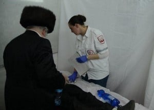 פאראמדיקית מד"א מעניקה טיפול רפואי לפצוע במירון (צילום: גל רוזן)
