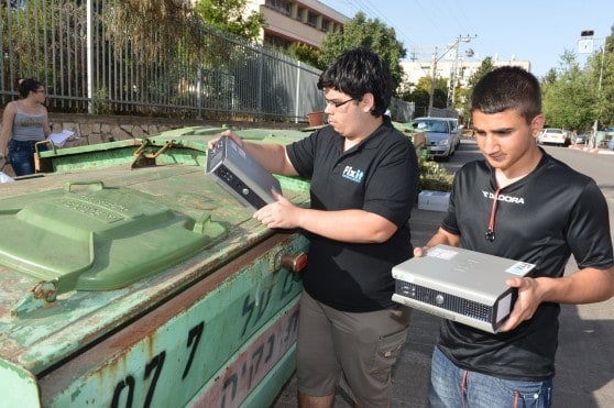 תלמידים אוספים מחשבים מפחי אשפה