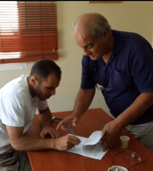 אחמד דיאב ואלי ארובס חותמים על החוזה (צילום: יצחק סולומון)