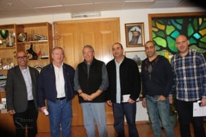 איתמר צ'יזק ובכירים בעיריית מעלות יחד עם ראש העירייה שלמה בוחבוט