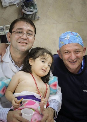 ד"ר אידלמן (מימין) יחד עם מטופלת מקומית ואביה 