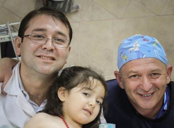 ד"ר אידלמן (מימין) יחד עם מטופלת מקומית ואביה