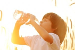 ילד שותה מים