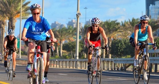 רוכבות האופניים בטריאתלון חיפה 2013 (צילום: צבי רוגר)