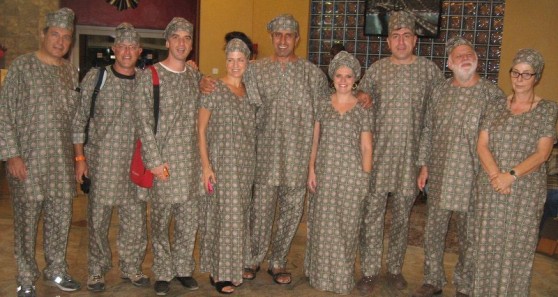 הצוות הישראלי בתלבושות מקומיות מסורתיות (צילום: חברי המשלחת)