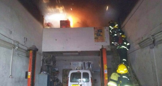 השריפה בבית העסק (צילום: דוברות כבאות מחוז חוף)