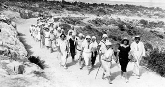 אחיות בית החולים צועדות בצעדת זכרון יעקב, סביב שנת 1900 (מתוך הארכיון הפרטי של משפחת צוקרמן בזכרון יעקב)