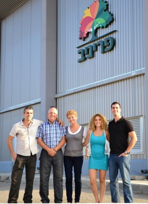 משפחת ניב על רקע מפעל פריניב (צילום: עצמי)