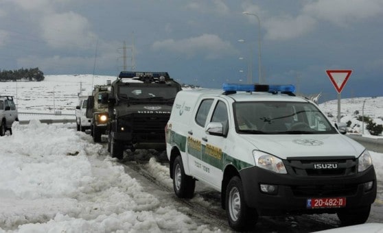 כוחות הביטחון וההצלה בפעולה בשלג (צילום: משטרת ישראל)