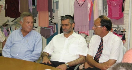 עדי אלדר, אלי ישי ודב לאוטמן במפעל דלתא (צילום: דוברות העירייה)