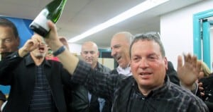 יורם ישראלי חוגג את נצחונו (צילום: תאיר פז)