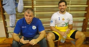 המאמן ידע איזו סחורה הוא מביא למוצקין. וליקו מילוסביץ' ונדצ'קו מאטיץ' (צילום: איסר רביץ)