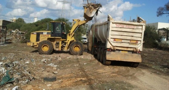 מבצע ניקיון פסולת באזור התעשייה (צילום: באדיבות רשות מקרקעי ישראל)