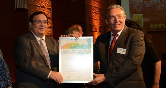 ראש עיריית מעלות תרשיחא שלמה בוחבוט מקבל את הפרס משר החינוך פירון (צילום: מוקי שוורץ)