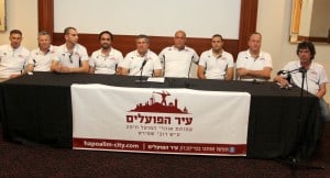 תשעת חברי העמותה הזמנית של הפועל רובי שפירא חיפה צילום: אדריאן הרבשטיין