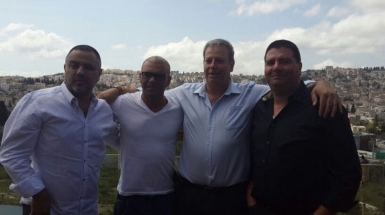 אייל גולן עם ראש העיר שמעון גפסו ומשפחת שמשום