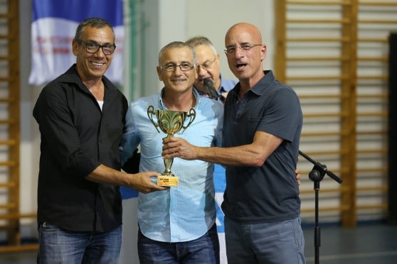 שלמה לונדון וגילי גילת מעניקים גביע למאמן השנה אברהם אבוקרט ממכבי חיפה  צילום: דוד סויפר