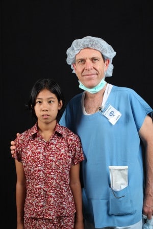 ד"ר סגל עם מטופלת במיאנמר