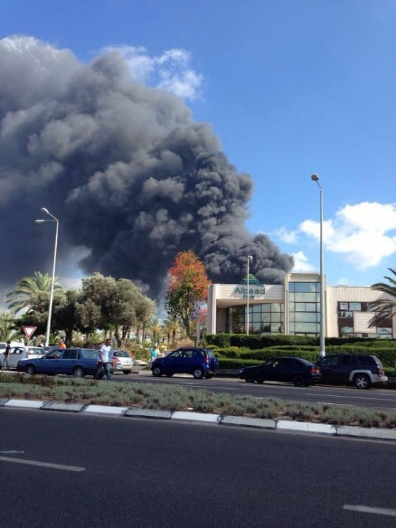 שריפת ענק באזור תעשייה קיסריה, (צילום: הילה אייזינגר)