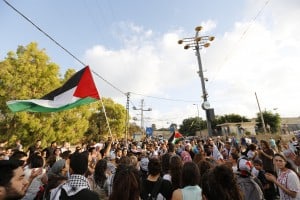 הפגנה בכיכר התותח בעכו (צילום: אמיר עמל)