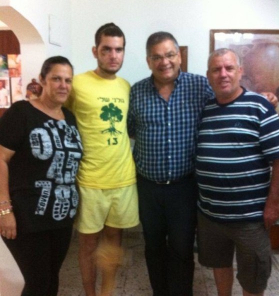 רן אבוטבול עם בני משפחתו ואלי ברדה (צילום עצמי)