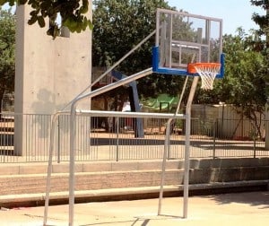 מתקן ספורט חדש בחצר בית ספר בחדרה ( צילום: עיריית חדרה)