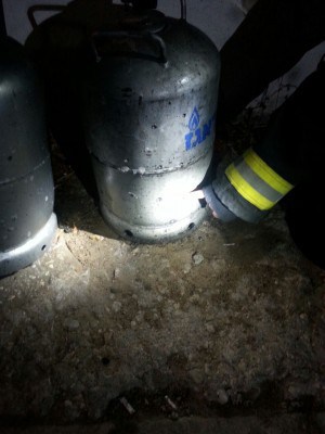 בלוני הגז שנפגעו מרימון (צילום: כיבוי אש מחוז חוף)