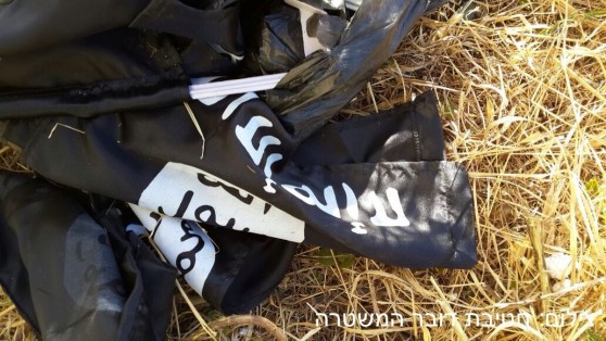 עבר הכשרה ונפצע. דגלים של דאע"ש (צילום: חטיבת דוברות המשטרה)