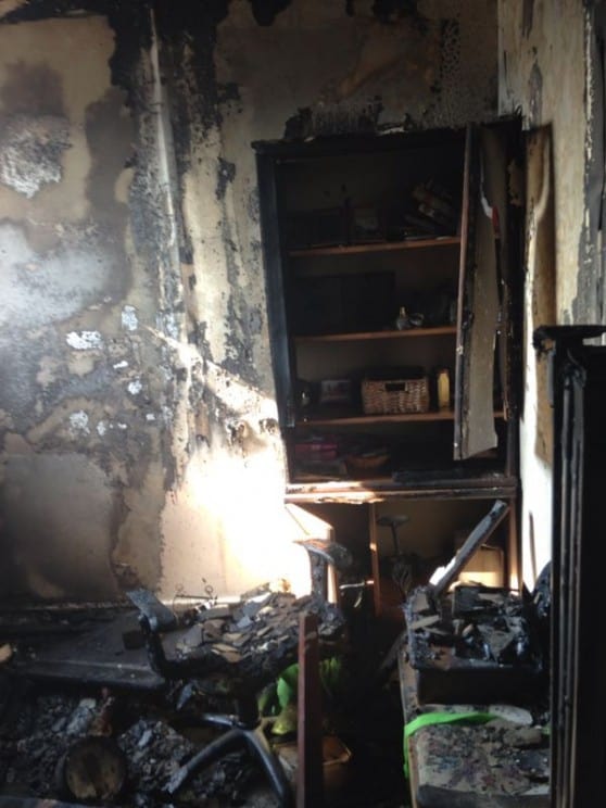 הממ"ד עלה באש. דירה ברחוב יגאל אלון בקרית מוצקין (צילום: כיבוי אש מחוז חוף)