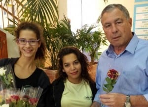 המורה, רוצה פרח? המנהל ד"ר דודי גושן והתלמידות (צילום: עיריית חיפה)
