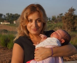 אתגר ספורטיבי. דלילה חטואל-ברוך עם בתה התינוקת (צילום: באדיבות איגוד הסיף)