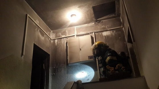 השריפה בבניין בחיפה (צילום: דוברות הרשות הארצית לכבאות והצלה)