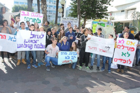רוצים גם לכייף. הפגנת התלמידים בכיכר העירייה (צילום: אדריאן הרבשטיין)