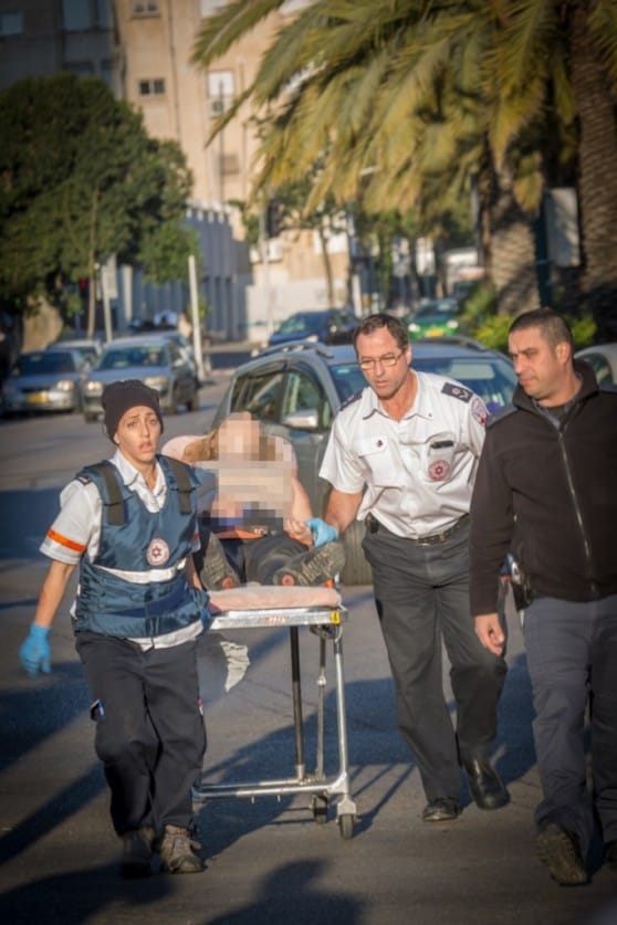 פיגוע דקירה בתל אביב (צילום: אסי דבילנסקי)
