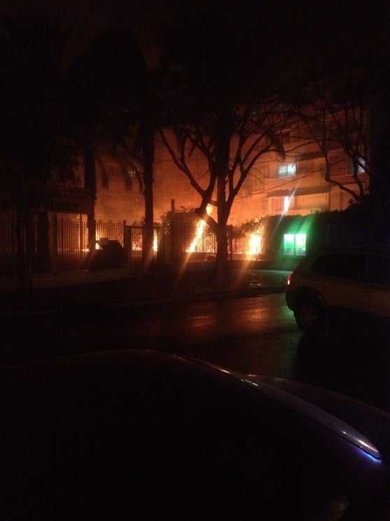 שריפה ברחוב דפנה. קרית ביאליק (צילום: יהב מוסקוביץ)