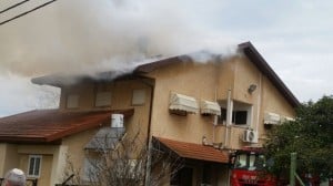 שריפה בבית פרטי בכפר פינס (צילום: דוברות כיבוי אש)